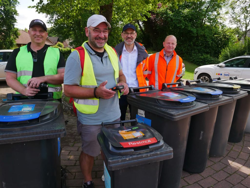 Bild zeigt v.l.r.: Projektleiter Markus Sprentzel, Geschäftsführer Ekkehard Krauß (Krauß Umwelttechnik GmbH), Vorstand Arne Meyer, Leiter Logistik Jürgen Sievers (BAWN Landkreis Nienburg) bei Projektstart in der Gemeinde Estorf