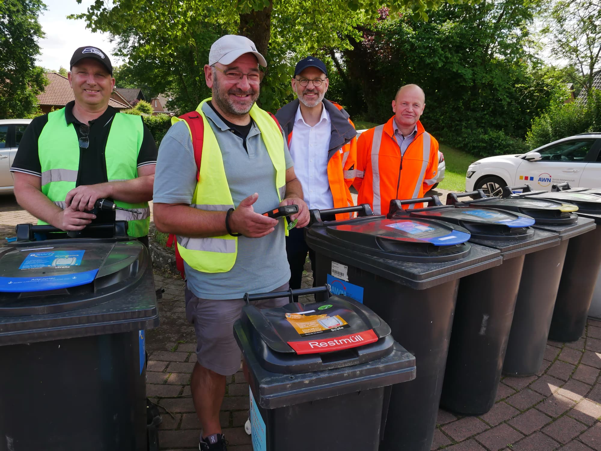 Bild zeigt v.l.r.: Projektleiter Markus Sprentzel, Geschäftsführer Ekkehard Krauß (Krauß Umwelttechnik GmbH), Vorstand Arne Meyer, Leiter Logistik Jürgen Sievers (BAWN Landkreis Nienburg) bei Projektstart in der Gemeinde Estorf